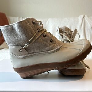 Women’s Sperry off white boot